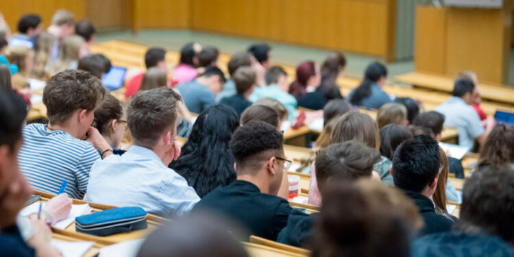 Бишкектеги студенттер 15-сентябрга чейин онлайн окушат. Чечим медик-студенттерге тиешелүү эмес