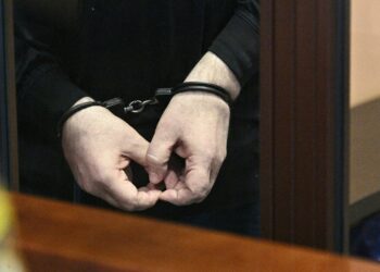 Келинине сексуалдык зомбулук аракеттерин жасоого шектүү жаран милиция кызматкерлерине пара сунуштаган