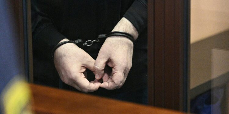 Келинине сексуалдык зомбулук аракеттерин жасоого шектүү жаран милиция кызматкерлерине пара сунуштаган