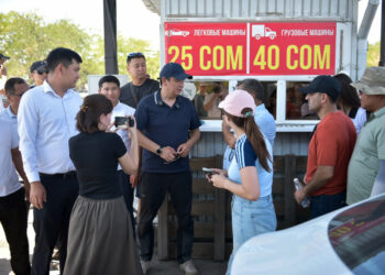 Мэр Жунушалиев «Кудайберген» базарына кирүүгө мыйзамсыз акы алынып жаткандыгын аныктады