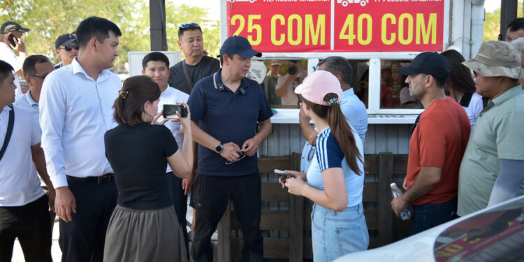 Мэр Жунушалиев «Кудайберген» базарына кирүүгө мыйзамсыз акы алынып жаткандыгын аныктады