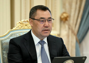 Садыр Жапаров Дональд Трампка: «Экономиканы саясатташтырбагыла»