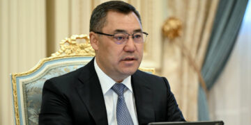 Садыр Жапаров Дональд Трампка: «Экономиканы саясатташтырбагыла»