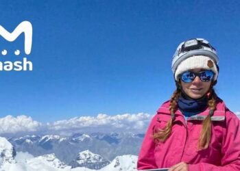 Орусиялык альпинист аялдын буту сынып, Жеңиш чокусунда жардам күтүп жатканы айтылды