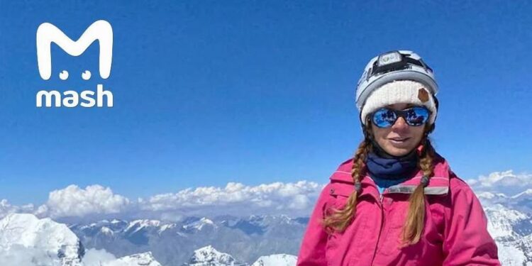 Орусиялык альпинист аялдын буту сынып, Жеңиш чокусунда жардам күтүп жатканы айтылды