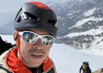 «Лука менин колумда жан берди». Германиялык альпинист Жеңиш чокусундагы аялды куткаруу учурунда каза болгон кесиптеши тууралуу айтып берди