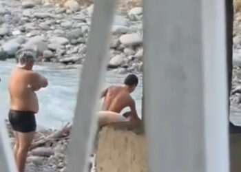 Ак-Буура дарыясына жуунган жарандардын видеосу тарады