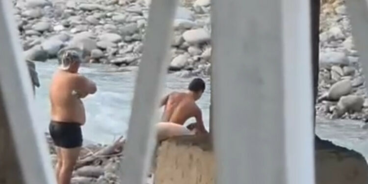 Ак-Буура дарыясына жуунган жарандардын видеосу тарады