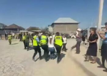 Көк-Жардагы мыйзамсыз курулуштарды бузуу: Милиция жолду бууган 5 жаранды кармады