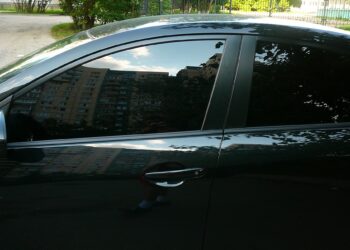 Терезелерин мыйзамсыз караңгылаткан айдоочуга 20 миң сом айып салынды