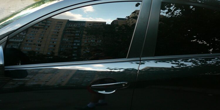 Терезелерин мыйзамсыз караңгылаткан айдоочуга 20 миң сом айып салынды