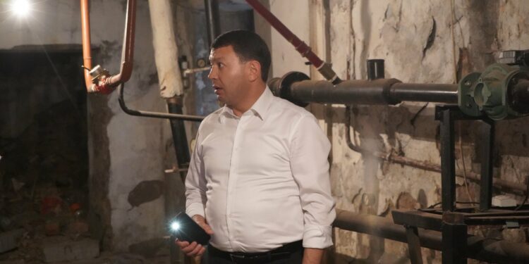 «Күз келгенче бул маселени бүтүрүүбүз керек». Министр бир катар окуу жайлардын жылытуу системасын карап чыкты