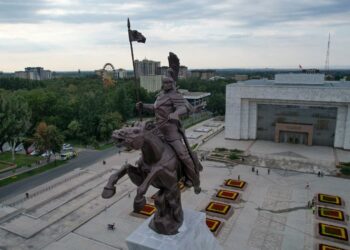 Борбор калаада «Айкөл Манас» айкелинин ачылышы өттү