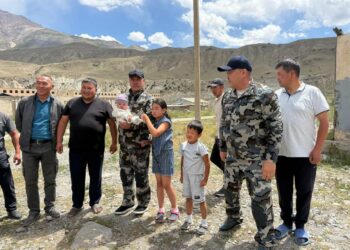 Садыр Жапаров менен Камчыбек Ташиев Эңилчек айылына барды