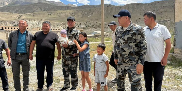 Садыр Жапаров менен Камчыбек Ташиев Эңилчек айылына барды