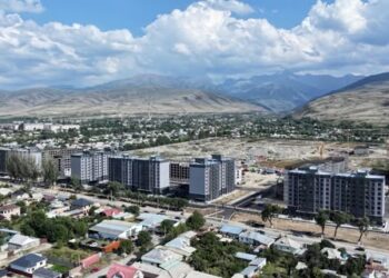 Президент: «Учурда өлкөнүн бардык аймактарында 70 миңге жакын батирдин курулушу жүрүп жатат»