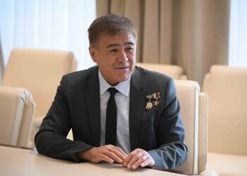 Космонавт Салижан Шариповго Кыргыз жаранынын паспорту тапшырылды