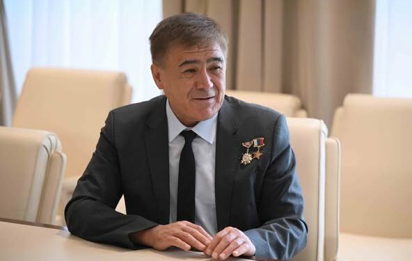 Космонавт Салижан Шариповго Кыргыз жаранынын паспорту тапшырылды