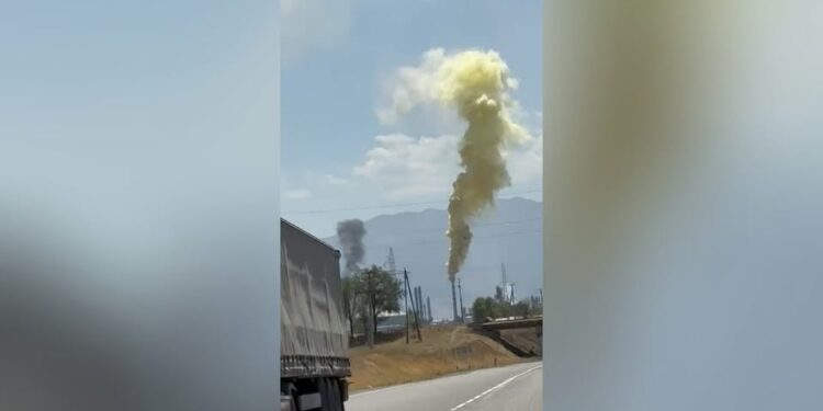 Кара-Балтадагы «Жунда» заводунан чыккан сары түтүн. Экологиялык жана техникалык көзөмөл кызматы эмне дейт?