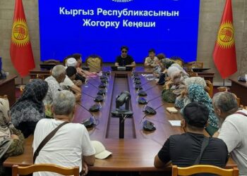 Депутат Бекешев Иракта камалган кыргызстандык аялдардын жакындары менен жолукту