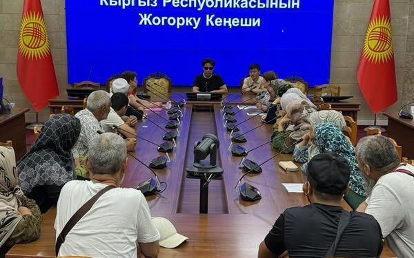 Депутат Бекешев Иракта камалган кыргызстандык аялдардын жакындары менен жолукту