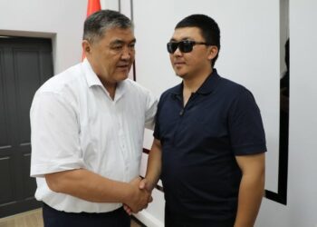 Чек ара жаңжалында эки көзүнөн жаракат алган чек арачыга Ташиев каржылык жардам көрсөттү