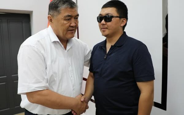 Чек ара жаңжалында эки көзүнөн жаракат алган чек арачыга Ташиев каржылык жардам көрсөттү