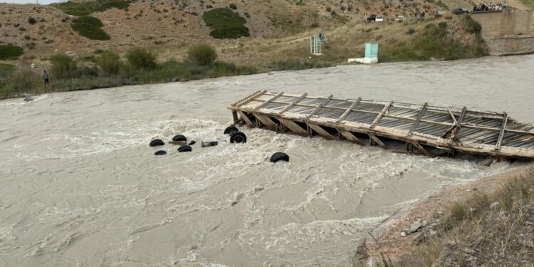 Эки-Нарын көпүрөсү толугу менен жараксыз абалга келди