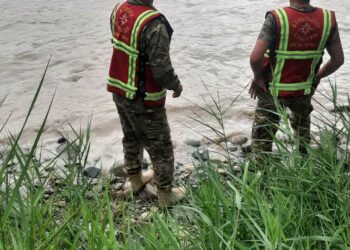 Жүк ташуучу унаа менен Нарын дарыясына түшүп кеткен айдоочуну 200дөй киши издеп жатат