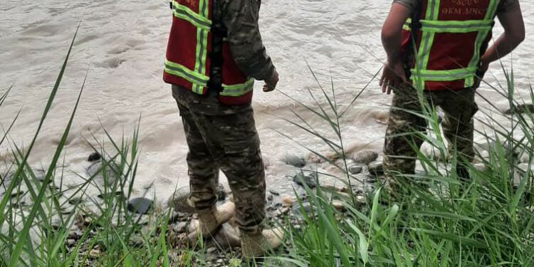 Жүк ташуучу унаа менен Нарын дарыясына түшүп кеткен айдоочуну 200дөй киши издеп жатат