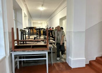 Ош шаарындагы мектептерге 10 миң даана окуу парталары, отургучтары менен сатып алынат