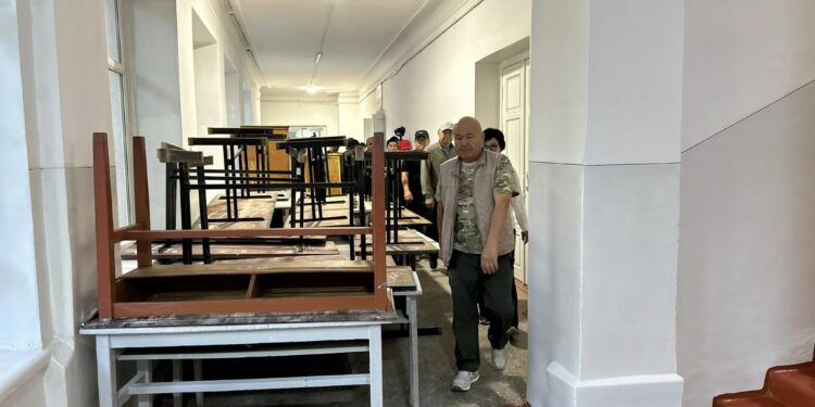 Ош шаарындагы мектептерге 10 миң даана окуу парталары, отургучтары менен сатып алынат