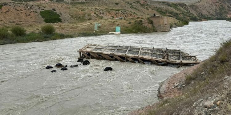 Министр: «Эки-Нарындагы көпүрө 21 күндө толук бүтүп пайдаланууга берилет»