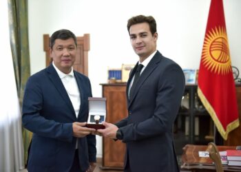 Бишкек мэри Айбек Жунушалиев Денис Петрашов менен жолугуп, саат белек кылды