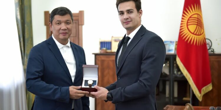 Бишкек мэри Айбек Жунушалиев Денис Петрашов менен жолугуп, саат белек кылды