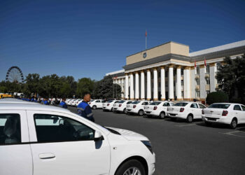 Ички иштер министрлигине жаңы унаалар тапшырылды (сүрөт)