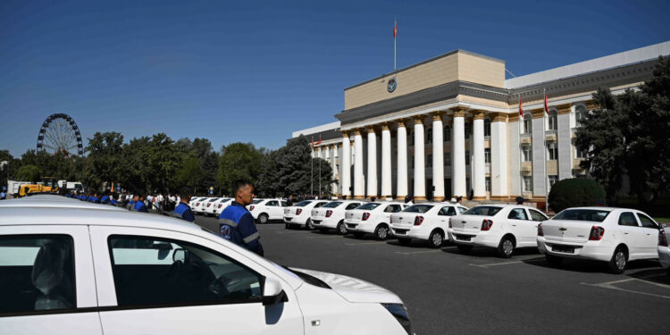 Ички иштер министрлигине жаңы унаалар тапшырылды (сүрөт)