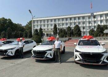 Жалал-Абад облусунун тургуну Ошко 10 жаңы унаа белек кылды (сүрөт)