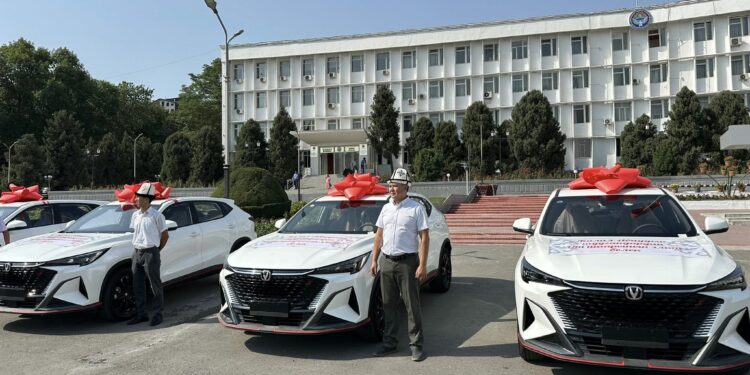 Жалал-Абад облусунун тургуну Ошко 10 жаңы унаа белек кылды (сүрөт)