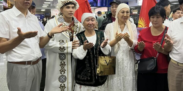 Грек-рим күрөшү боюнча Дүйнө чемпиону болгон Жантөрө Мирзалиев Кыргызстанга кайтып келди (видео)