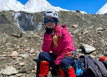 «Дагы эки альпинист байланышка чыкпай калган». Туристтик компания Жеңиш чокусундагы трагедия боюнча маалымат берди