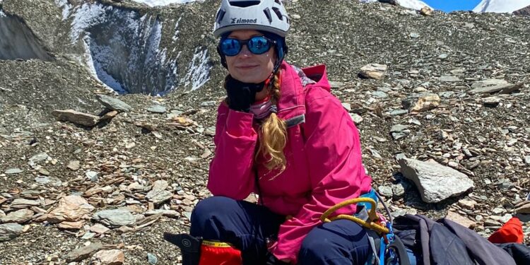 «Дагы эки альпинист байланышка чыкпай калган». Туристтик компания Жеңиш чокусундагы трагедия боюнча маалымат берди