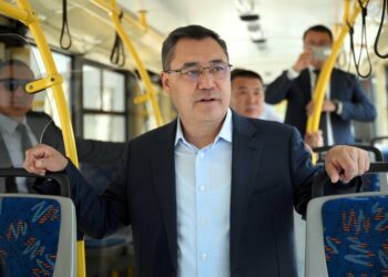 Садыр Жапаров электробустарды жана газ менен жүрүүчү автобустарды тейлөө борборунун ачылышына катышты