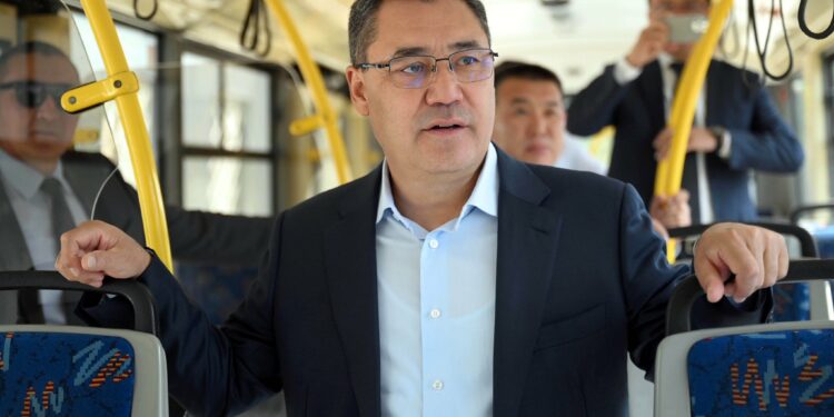 Садыр Жапаров электробустарды жана газ менен жүрүүчү автобустарды тейлөө борборунун ачылышына катышты