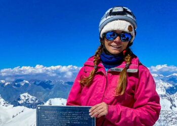 «Дагы эки альпинист байланышка чыкпай калган». Туристтик компания Жеңиш чокусундагы трагедия боюнча маалымат берди