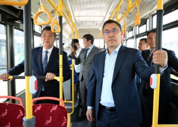 Садыр Жапаров электробустарды жана газ менен жүрүүчү автобустарды тейлөө борборунун ачылышына катышты