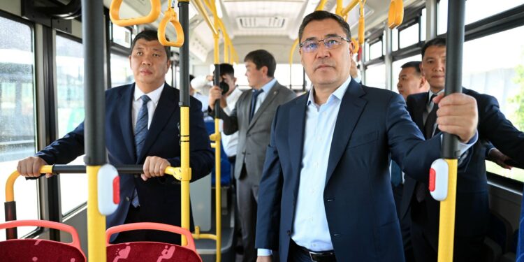 Садыр Жапаров электробустарды жана газ менен жүрүүчү автобустарды тейлөө борборунун ачылышына катышты