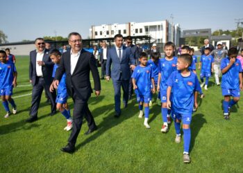 Садыр Жапаров жана Камчыбек Ташиев «Мурас Юнайтед» клубунун жаңы машыгуу базасына баш багышты