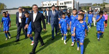 Садыр Жапаров жана Камчыбек Ташиев «Мурас Юнайтед» клубунун жаңы машыгуу базасына баш багышты