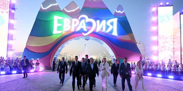 Садыр Жапаров Бишкектеги «Евразия» оюн-зоок паркын ачты (видео)